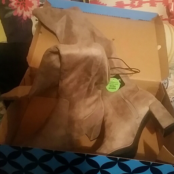 Liz Claiborne Shoes - Brand new tan boots 🤗😋